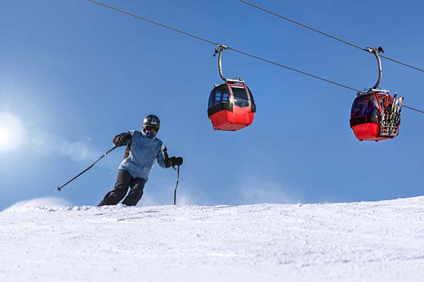 Skijaš na stazi ispod žičare